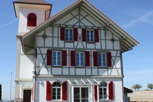 rote Holzfensterladen, runde Fenster , Holzfensterladen, Seeland, Biel, Murten, Schüpfen, Grossaffoltern, Sutz, Messen, Solothurn, Bern